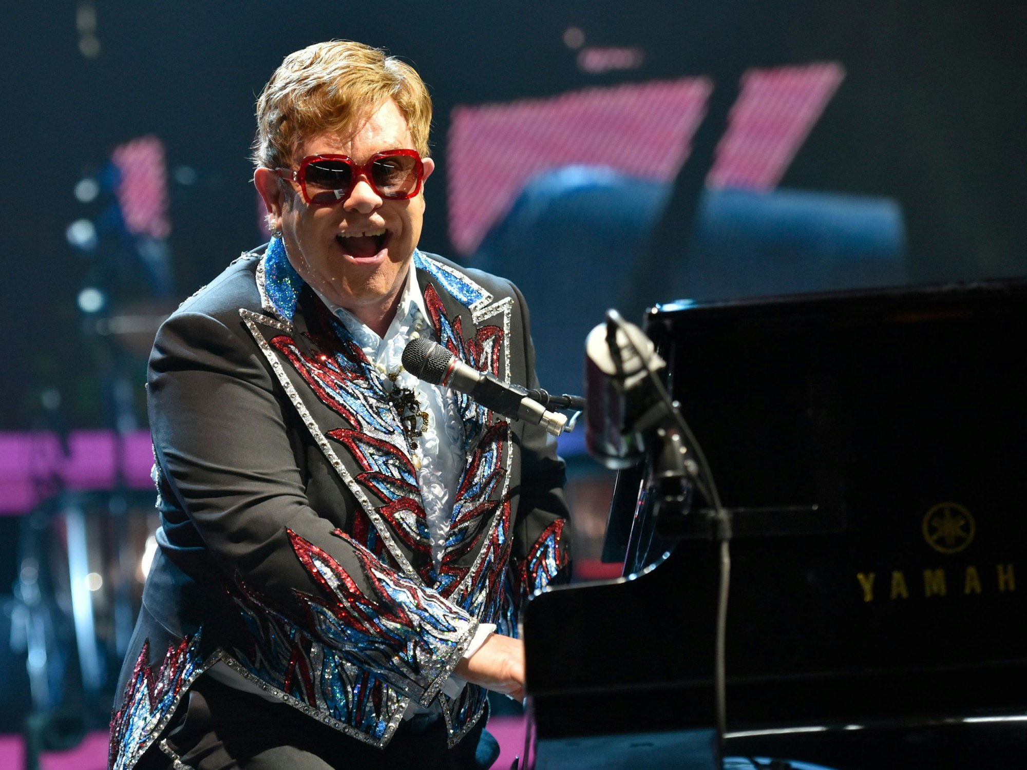 Elton John, britischer Sänger, tritt auf seiner Abschiedstour „Farewell Yellow Brick Road Tour“ in der Allstate Arena auf.