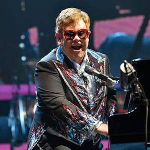 Elton John an seinem Piano.