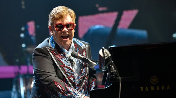 Elton John an seinem Piano.