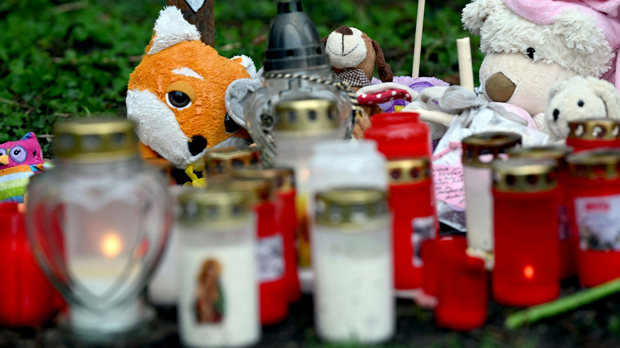 Kerzen und Stofftiere am Fundort eines getöteten Babys.