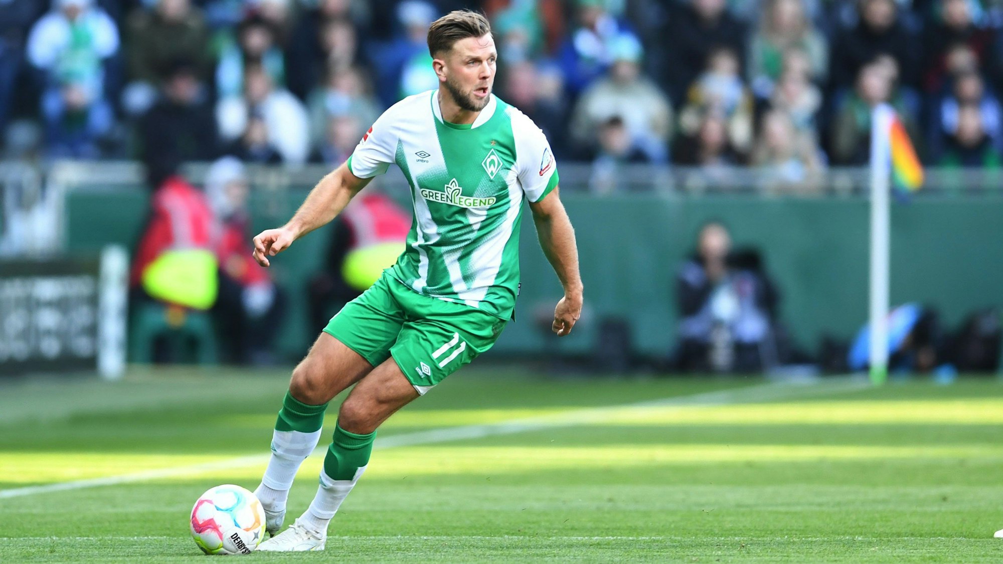 Werder-Star Niclas Füllkrug in Aktion mit Ball.