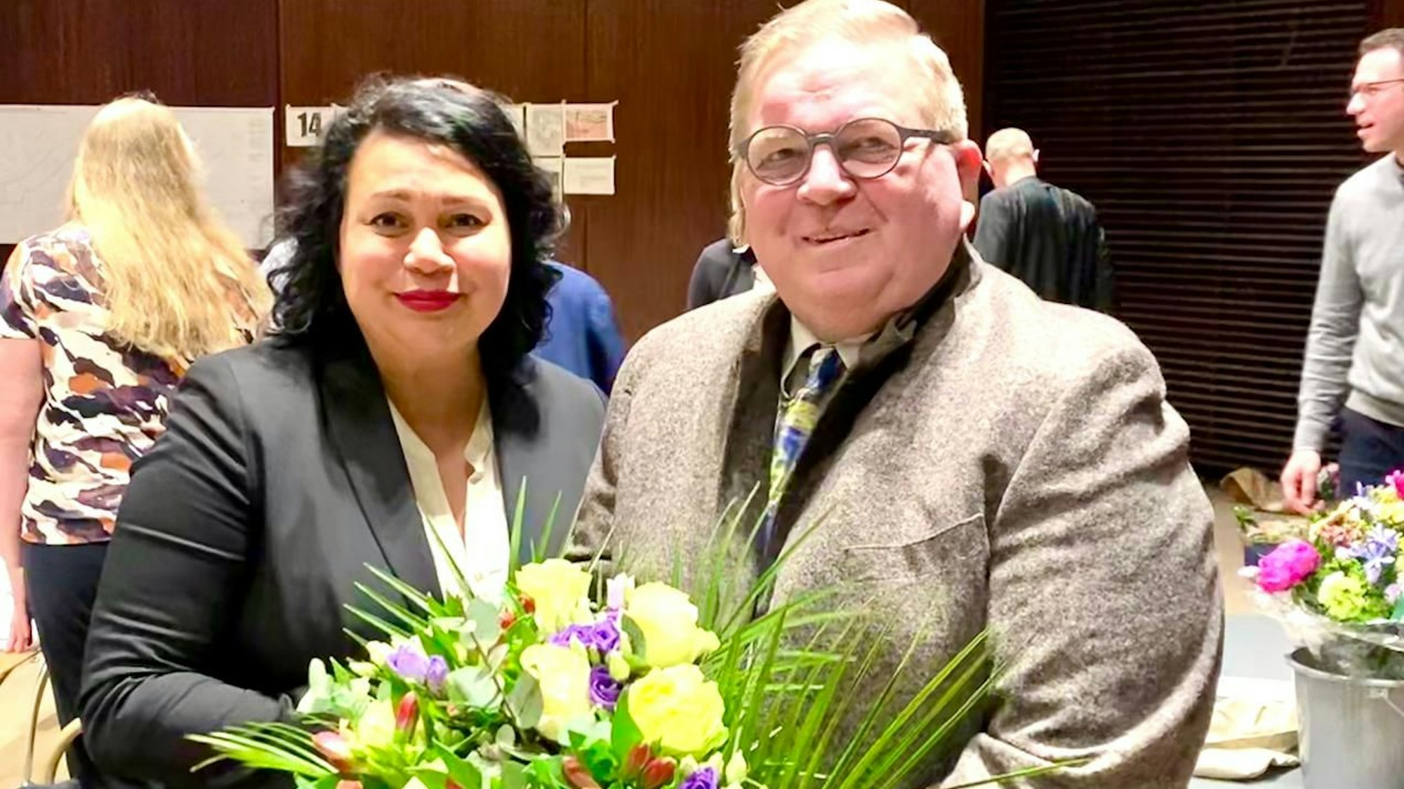 Milanie Kreutz, SPD-Fraktionsvorsitzende, gratuliert dem neuen Bürgermeiser für den Bezirk II, Ulrich Liebetrau.