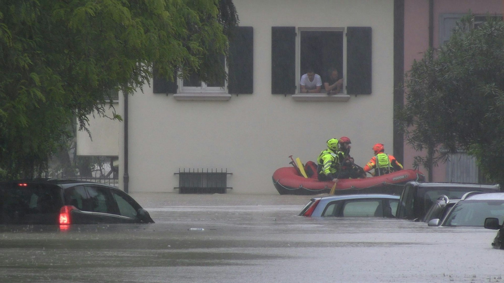 Rettungskräfte versuchen in der italienischen Stadt Cesena, Menschen aus überfluteten Häusern zu retten. Schwere Unwetter suchen derzeit die Region Emilia-Romagna heim.