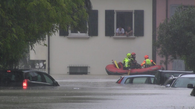 Rettungskräfte versuchen in der italienischen Stadt Cesena, Menschen aus überfluteten Häusern zu retten. Schwere Unwetter suchen derzeit die Region Emilia-Romagna heim.