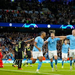 Manuel Akanji (l-r), Ruben Dias und Erling Haaland von Manchester City jubeln über das Tor zum 3:0. Foto: Jon Super/AP/dpa +++ dpa-Bildfunk +++