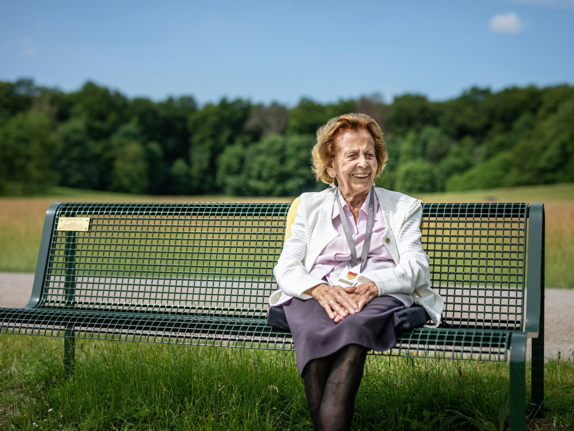 Zu ihrem 105. Geburtstag hat Elisabeth Steubesand eine Parkbank am Decksteiner Weiher geschenkt bekommen.