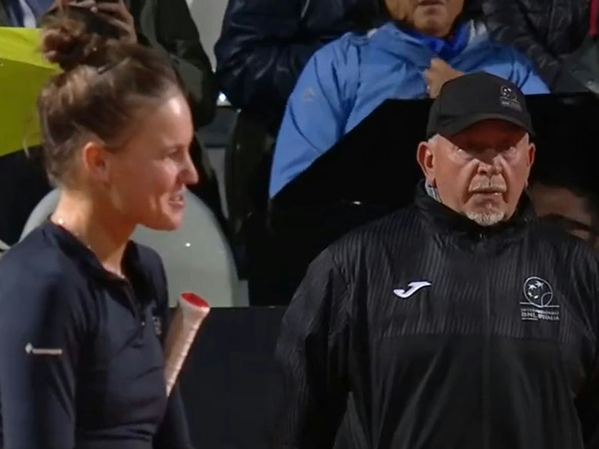 Weronika Kudermetowa diskutiert beim WTA-Turnier in Rom mit dem Schiedsrichter. Im Hintergrund ist der Linienrichter zu sehen.