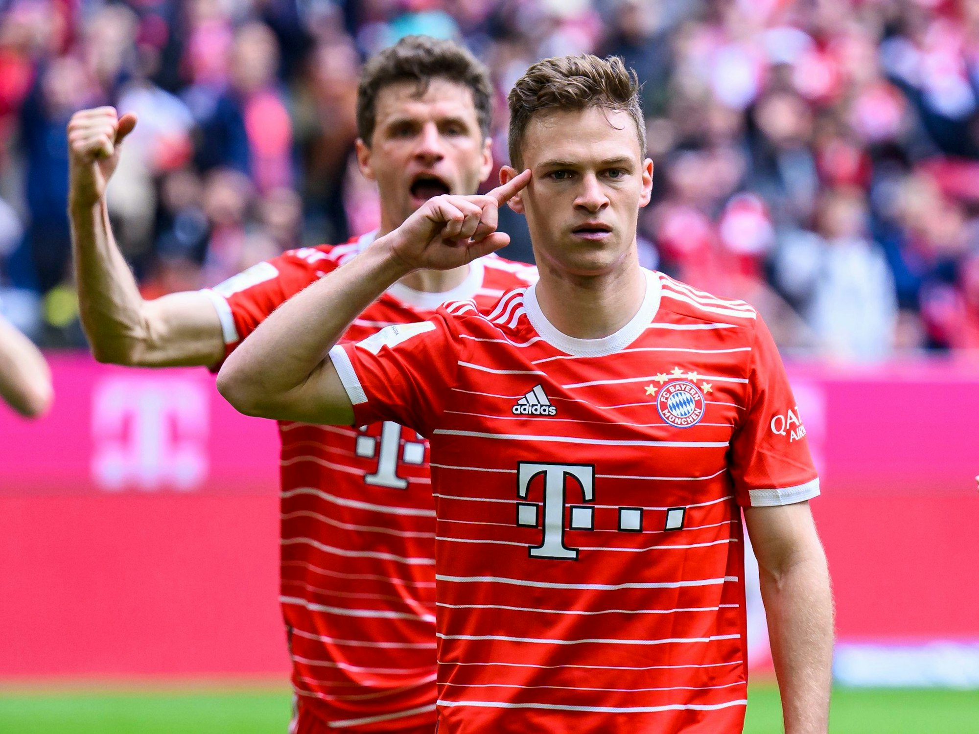 Die Bayern-Stars Joshua Kimmich (r.) und Thomas Müller jubeln über einen Treffer gegen Schalke 04.