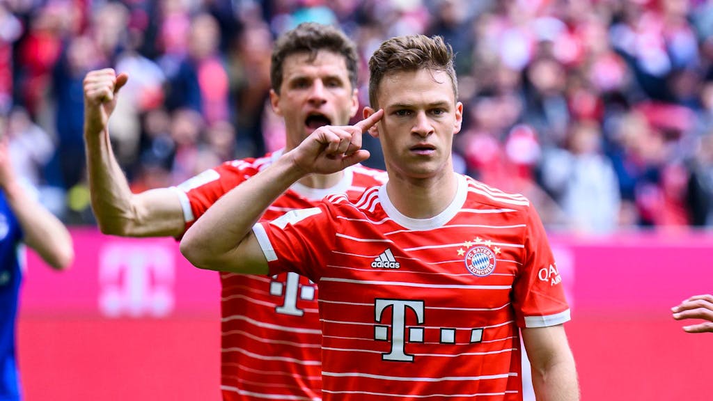 Die Bayern-Stars Joshua Kimmich (r.) und Thomas Müller jubeln über einen Treffer gegen Schalke 04.