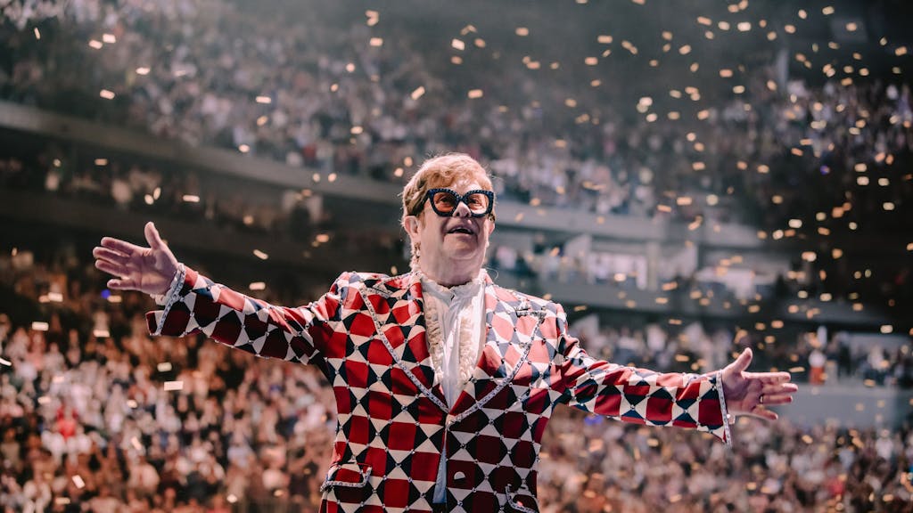 Elton John steht beim Konzert in Köln auf der Bühne.