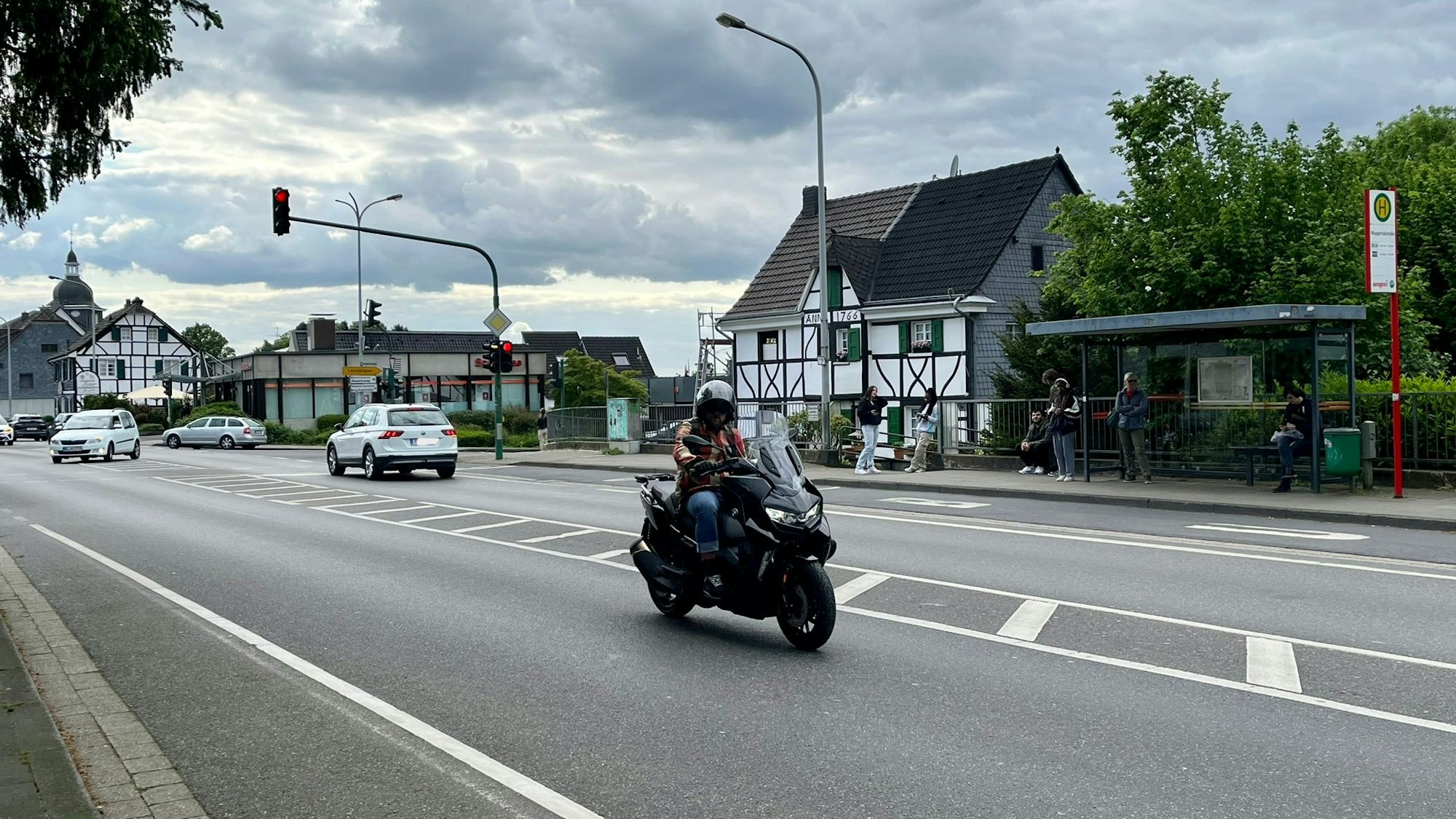 Die Kreuzung an der Bushaltestelle zwischen Burscheider Straße und Wuppertalstraße ist viel befahren.
