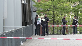 Die Polizei sperrte den Bereich rund um den Tatort in Köln-Kalk am Mittwoch zeitweise ab.