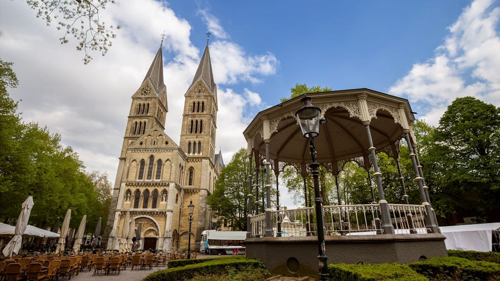 Neben dem Designer-Outlet begeistert Roermond auch mit Sehenswürdigkeiten wie der Münsterkirche und dem Musikpavillon.