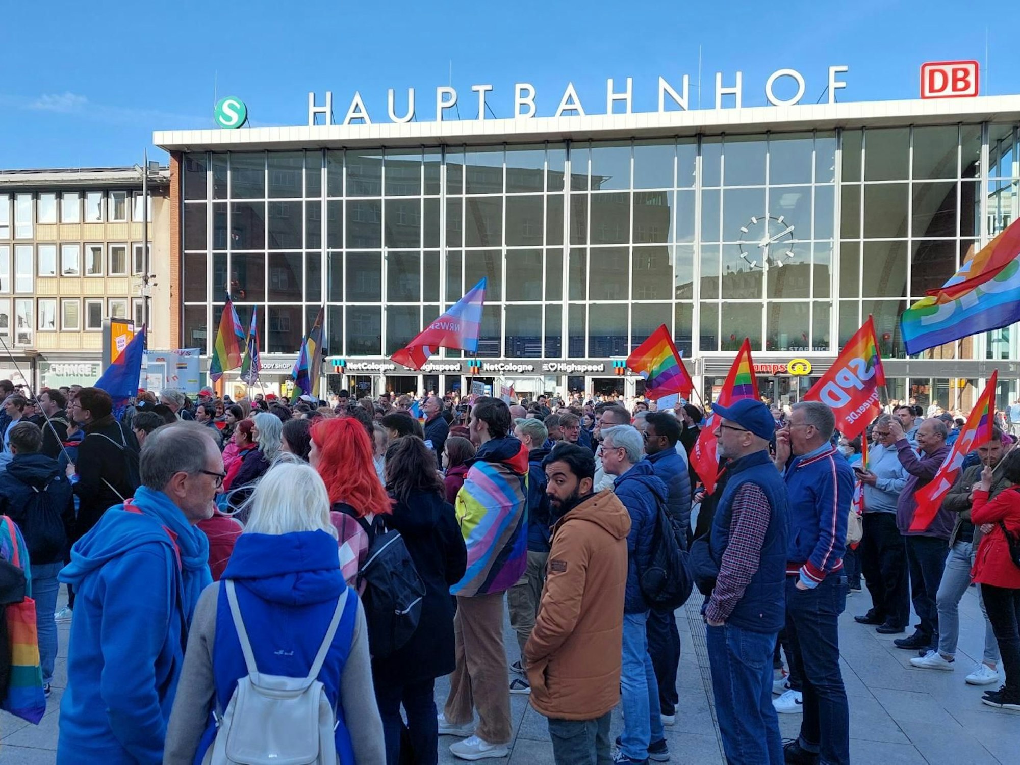 Rund 200 Menschen waren Mittwoch bei der Demo gegen Queerfeindlichkeit am Kölner Hauptbahnhof vor Ort.