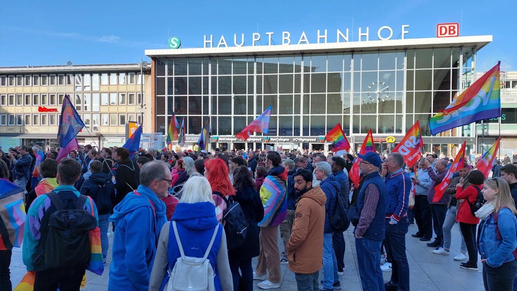 Rund 200 Menschen waren Mittwoch bei der Demo gegen Queerfeindlichkeit am Kölner Hauptbahnhof vor Ort.