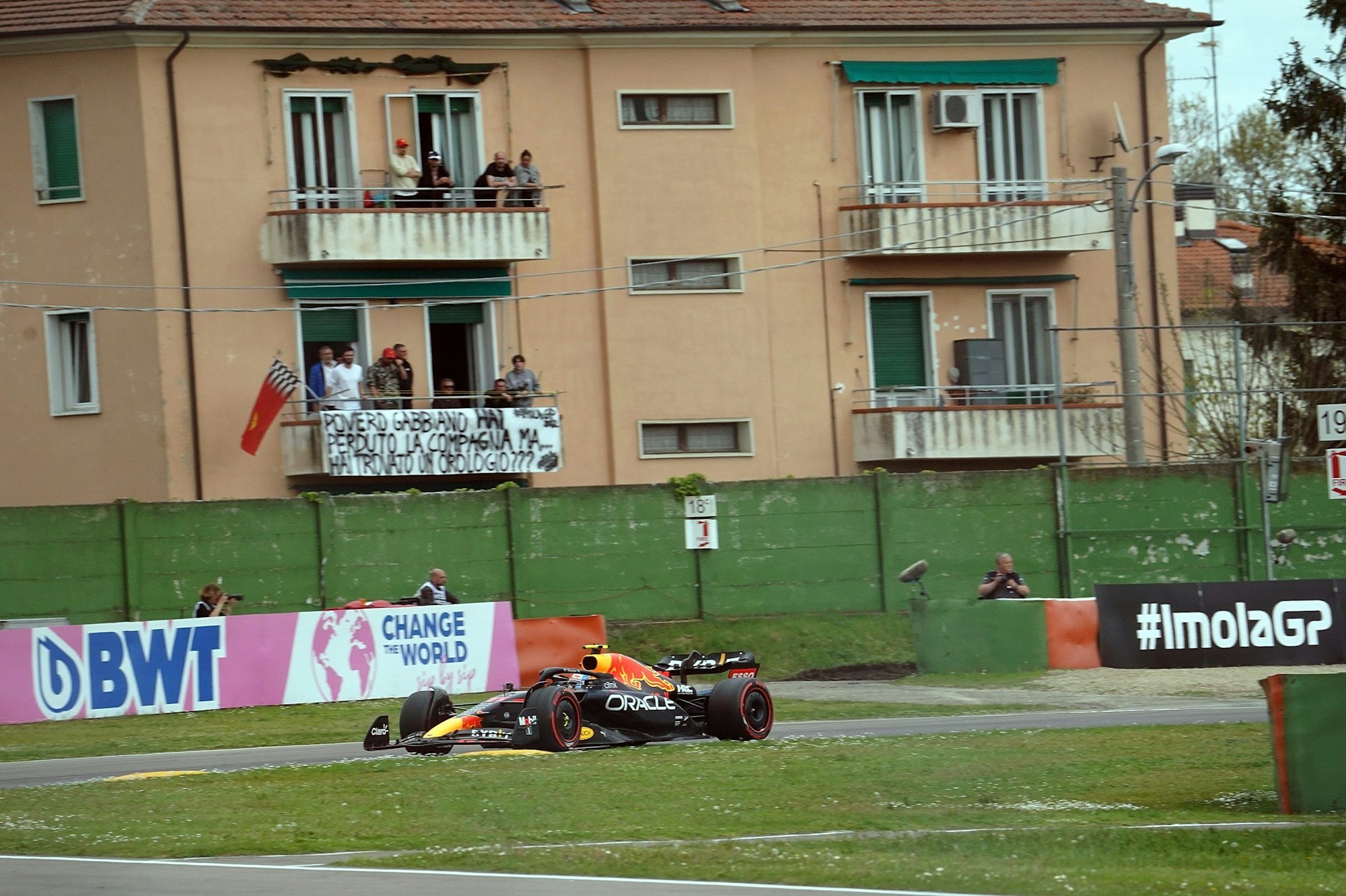Red-Bull-Pilot Sergio Perez fährt mit seinem Auto auf der Strecke in Emilia-Romagna.