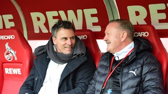 Steffen Korell (l.) und Roland Virkus beim Auswärtsspiel von Borussia Mönchengladbach beim 1. FC Köln am 2. April 2023 auf der Ersatzbank.