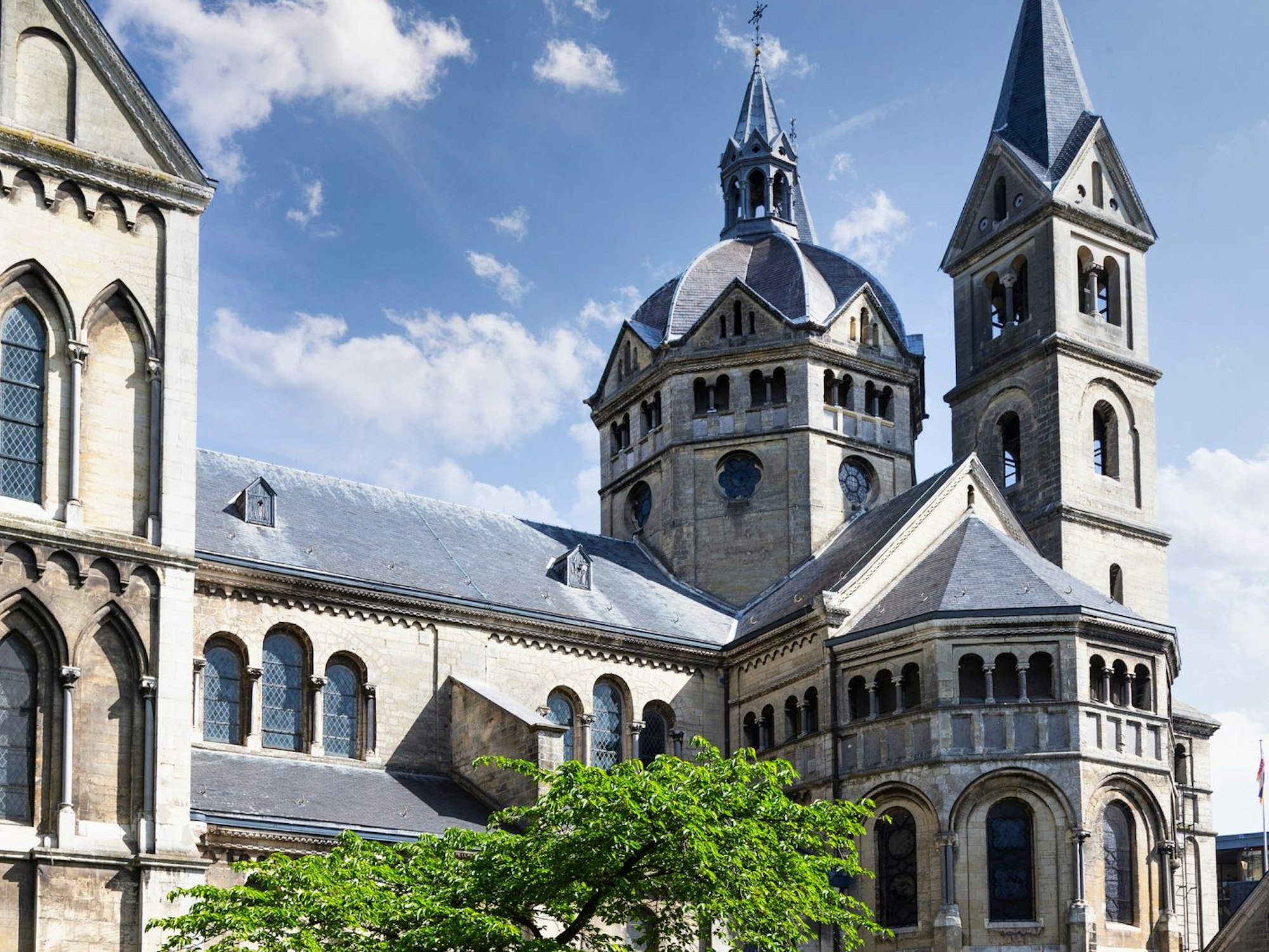 Die Münsterkirche in Roermond ist die einzige Kirche der Niederlande, die im spätromantischen Stil errichtet wurde.