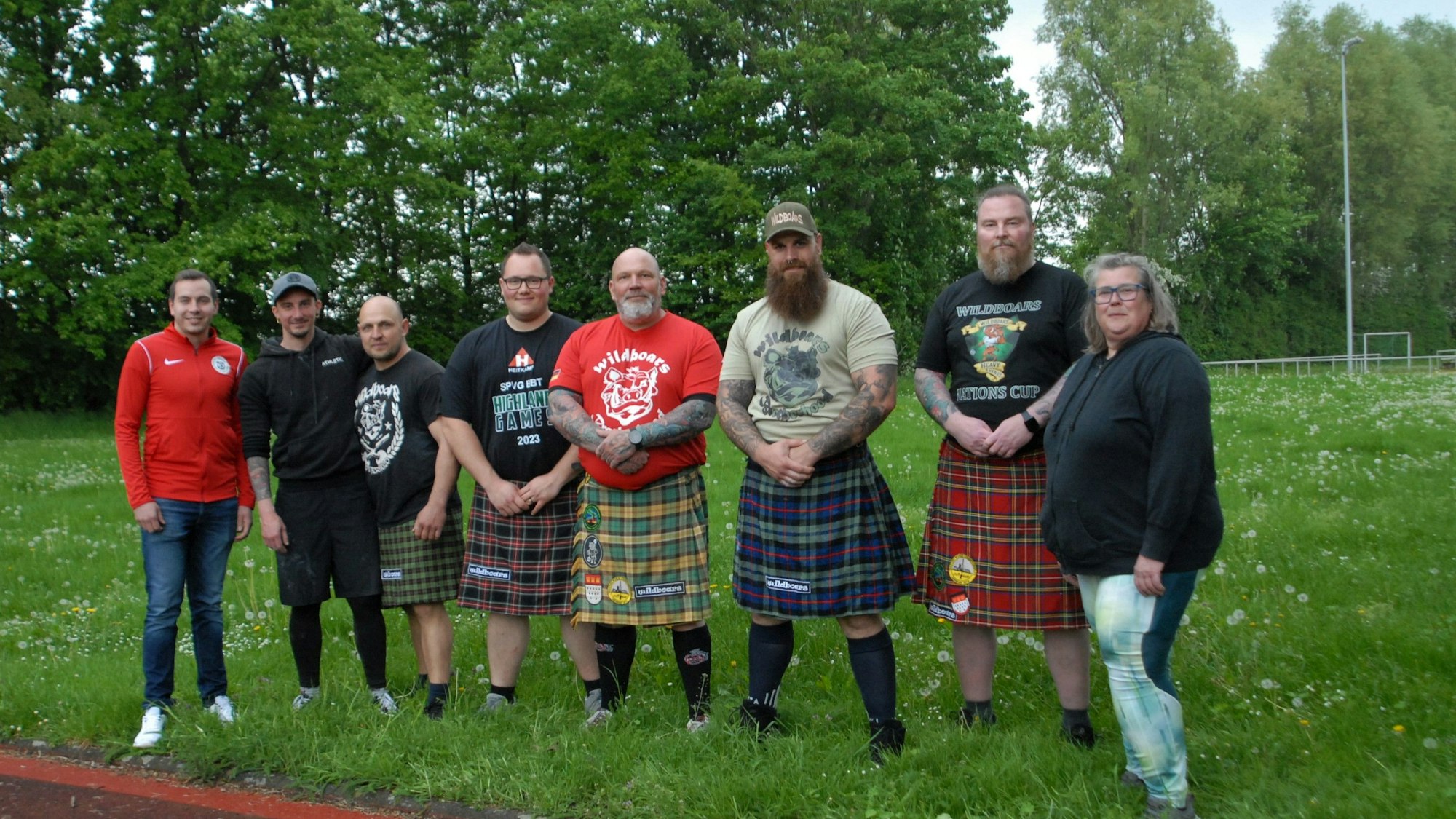 Training der Highlander der Spvg BBT: Sieben Männer und eine Frau schauen in Richtung der Kamera.