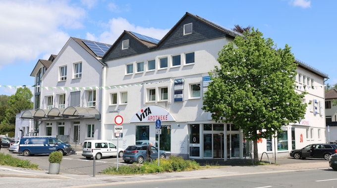Eine Außenansicht des „MVZ Der Arzt – Hausarztzentrum Gummersbach“.