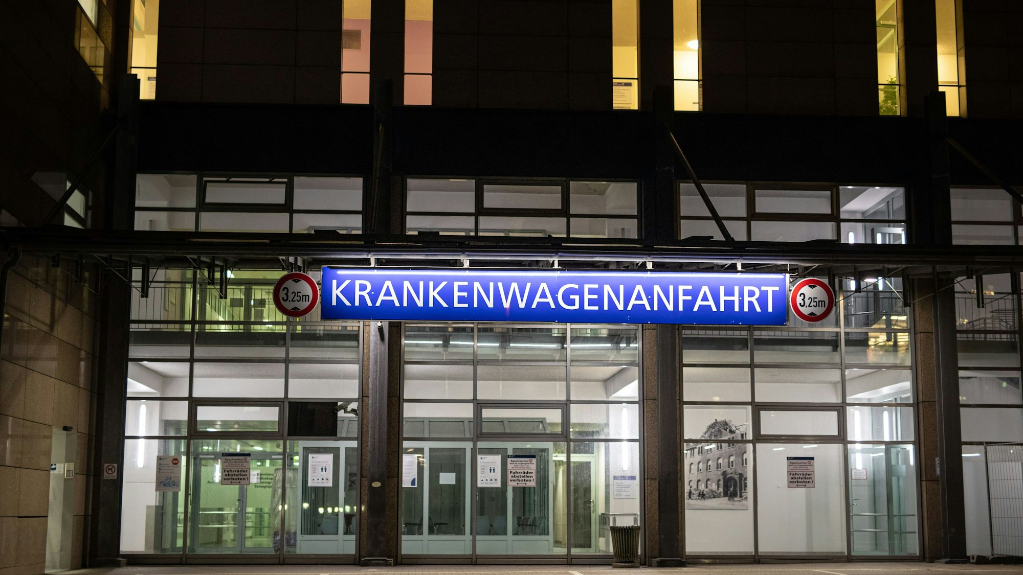 Die Krankenwagenanfahrt zur Zentralen Notaufnahme (ZNA) der Universitätsklinik Köln.