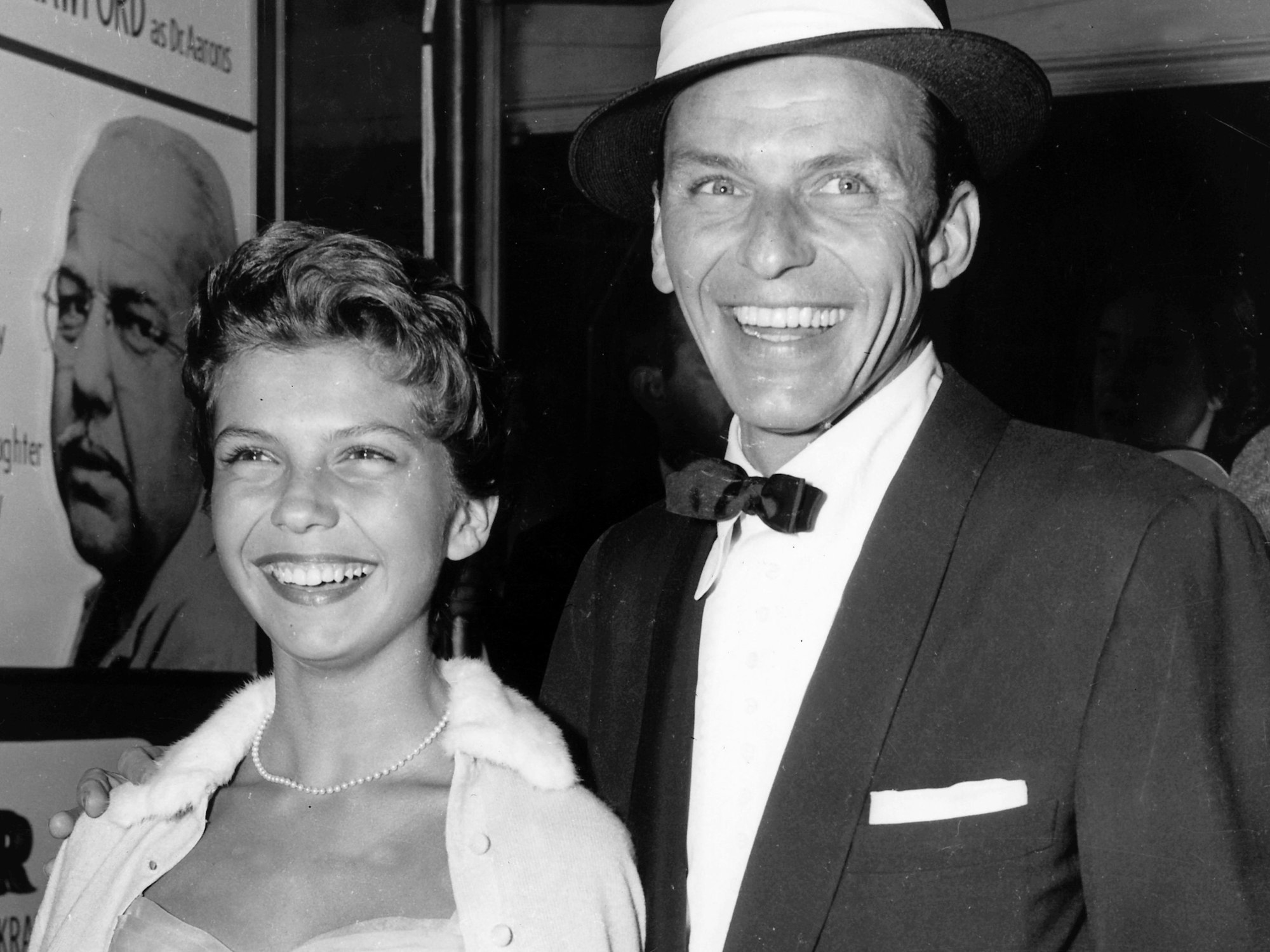US-Sänger Frank Sinatra hat den Arm um seine Tochter, die US-Sängerin Nancy Sandra gelegt