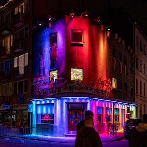 Außenansicht der bunt beleuchteten Gay-Bar ExCorner auf der Schaafenstraße.