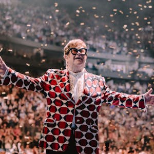 Elton John lässt sich am 16. Mai 2023 in der Lanxess-Arena feiern. Er hat die Arme ausgebreitet und steht im Konfetti-Regen.&nbsp;