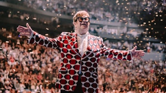 Elton John lässt sich am 16. Mai 2023 in der Lanxess-Arena feiern. Er hat die Arme ausgebreitet und steht im Konfetti-Regen.