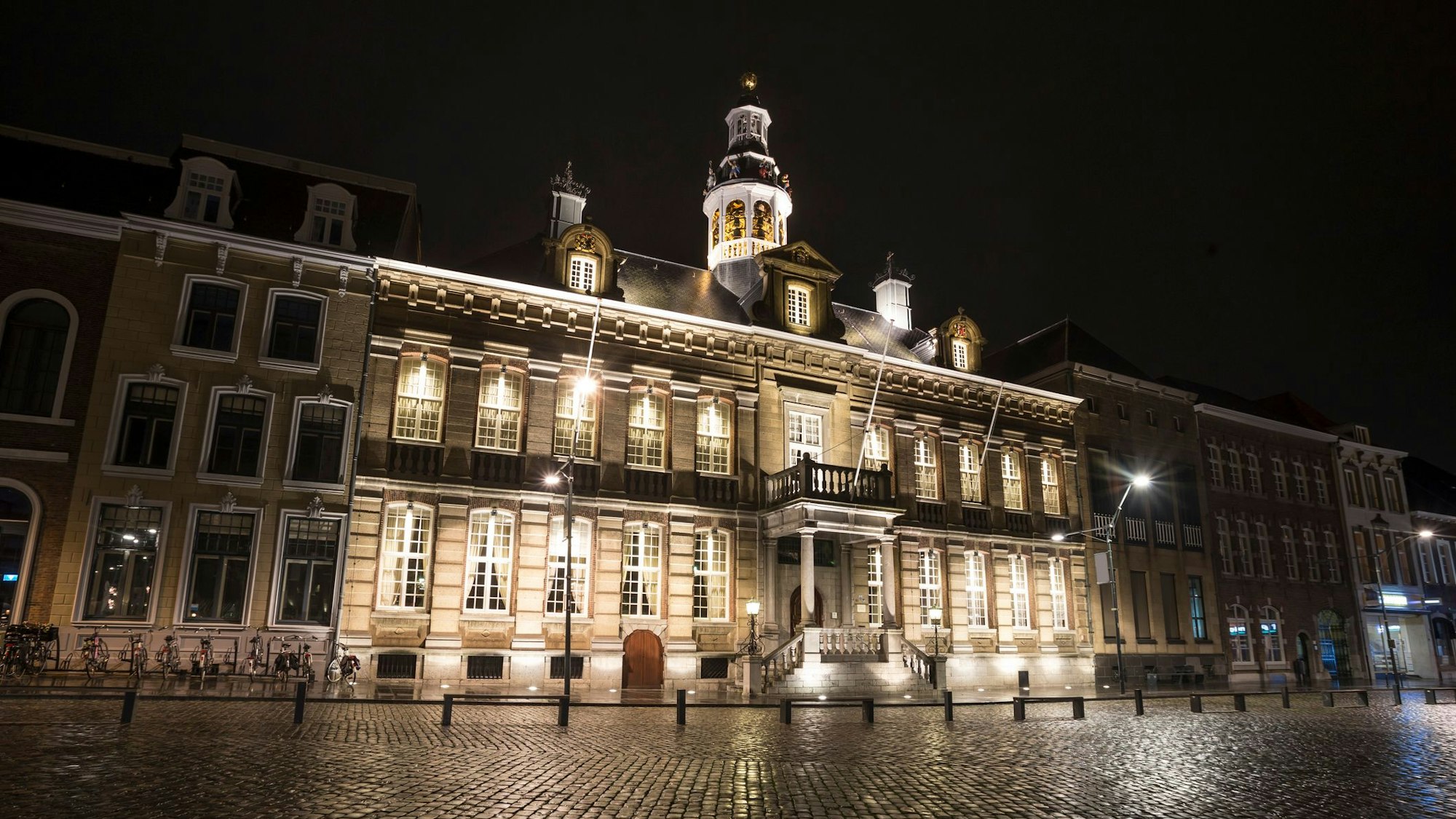 Auch bei Nacht erstrahlt das wunderschöne Stadthaus von Roermond auf dem Marktplatz.