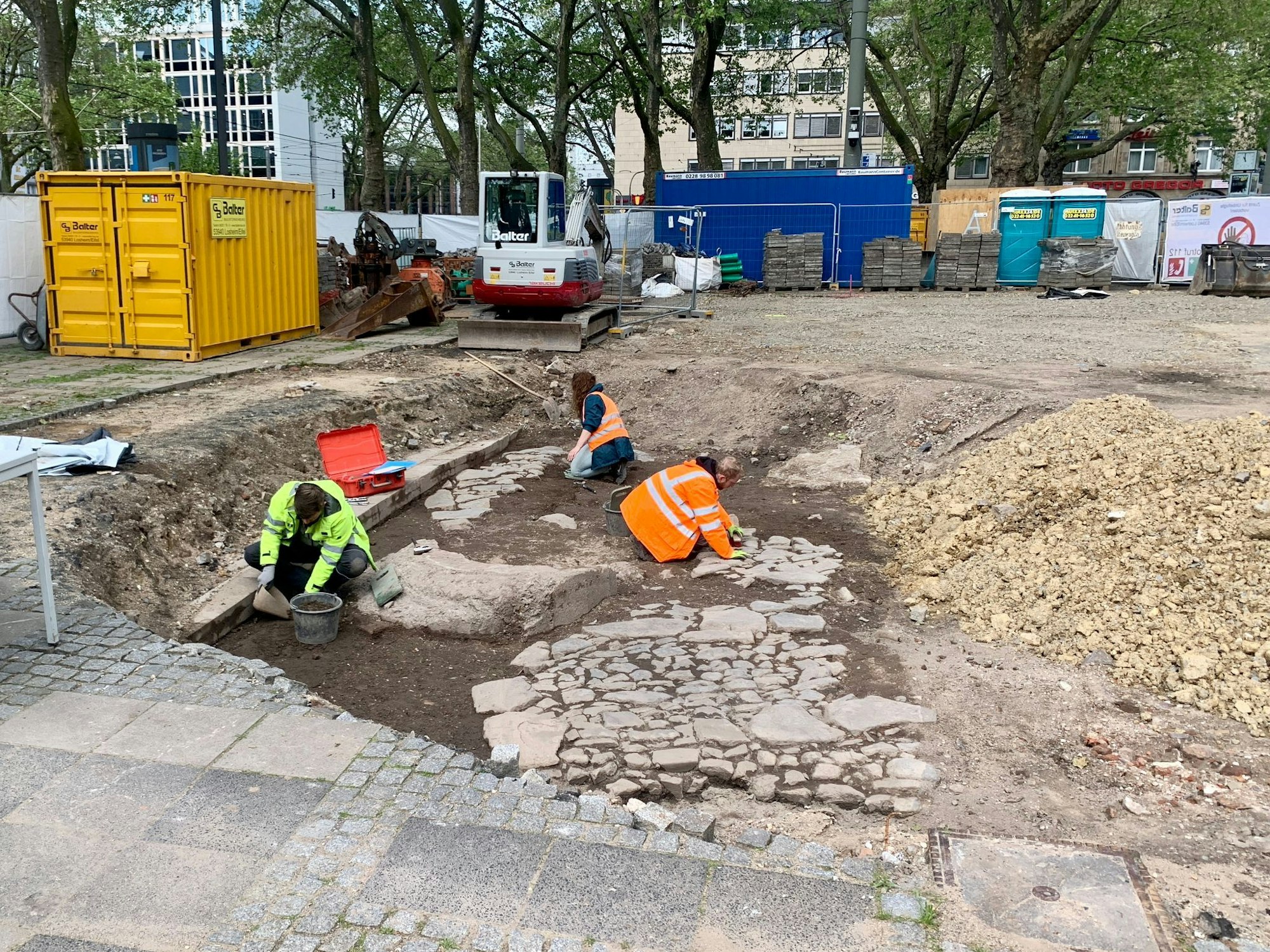 Beim Bau der neuen Brunnenanlage am Neumarkt wurde ein Teil einer alten Straße, vermutlich aus dem Mittelalter, entdeckt.