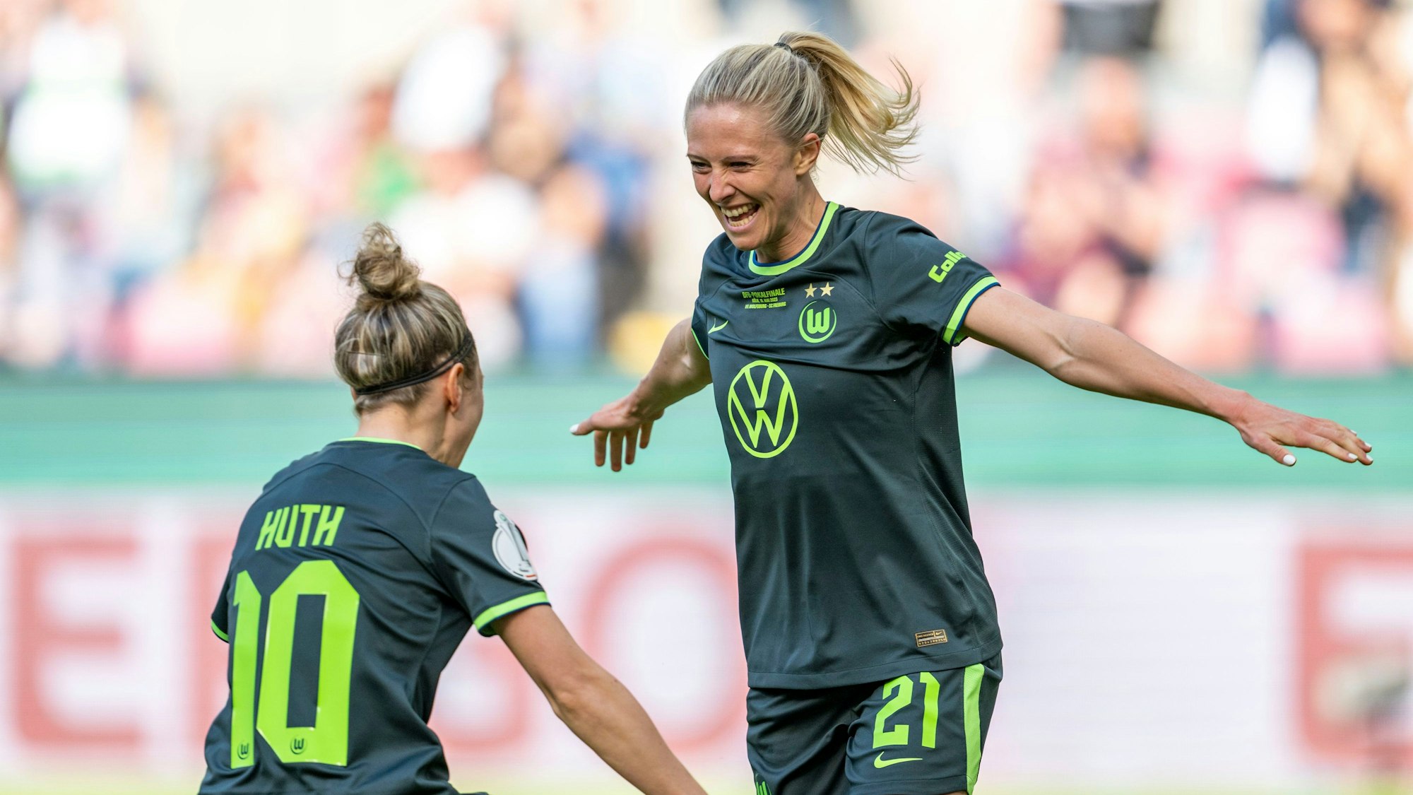 Wolfsburgs Rebecka Blomqvist (r) jubelt nach ihrem Tor zum 2:1 mit Wolfsburgs Svenja Huth.