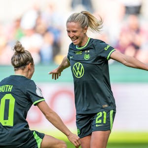 Wolfsburgs Rebecka Blomqvist (r) jubelt nach ihrem Tor zum 2:1 mit Wolfsburgs Svenja Huth.&nbsp;