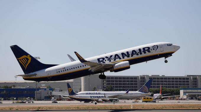 Eine Maschine der Fluggesellschaft Ryanair hebt auf dem&nbsp;Flughafen in Palma de Mallorca ab, hier im Juli 2022.