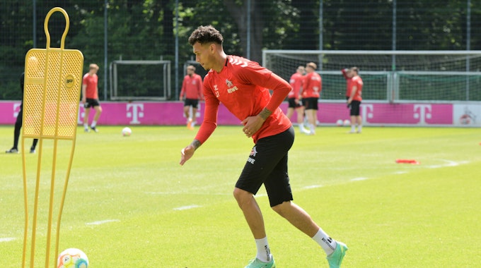 Davie Selke schießt im Training des 1. FC Köln.