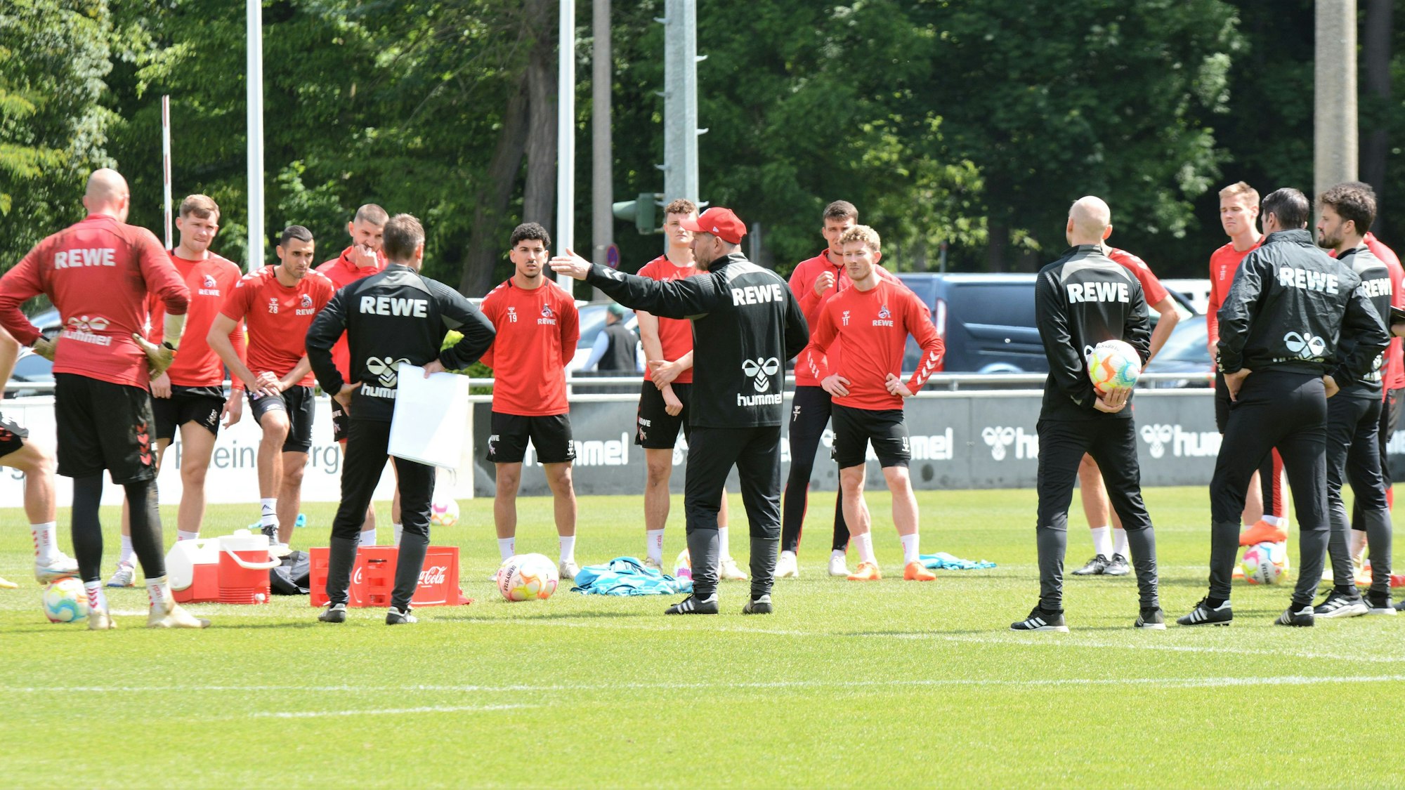 Steffen Baumgart spricht im Mannschaftskreis zu seinen Spielern des 1. FC Köln.