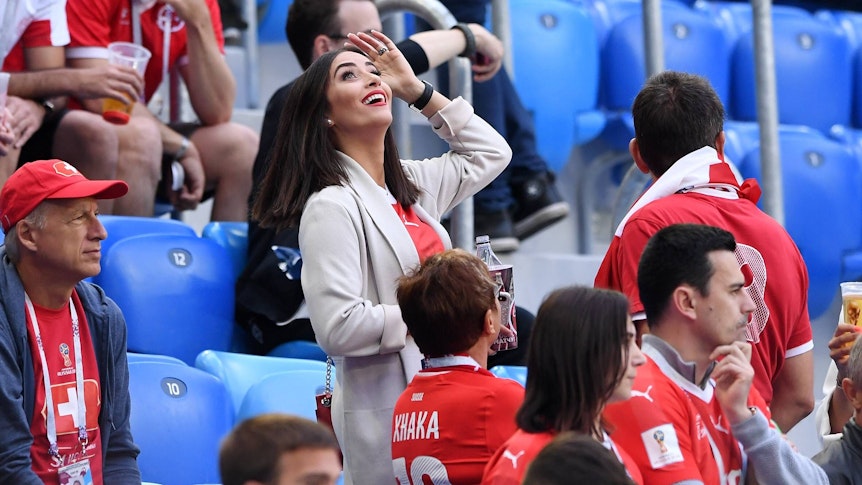 Leonita Xhaka, Frau von Ex-Gladbach-Kapitän und Arsenal-London-Star Granit Xhaka. Auf diesem Foto ist sie am 3. Juli 2018 beim WM-Achtelfinale der Schweiz gegen Schweden zu sehen. Sie schaut nach oben.