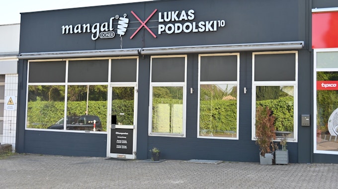 Auf dem Foto ist der „Mangal-Döner-Imbiss“ in Pulheim-Stommeln von außen zu sehen.