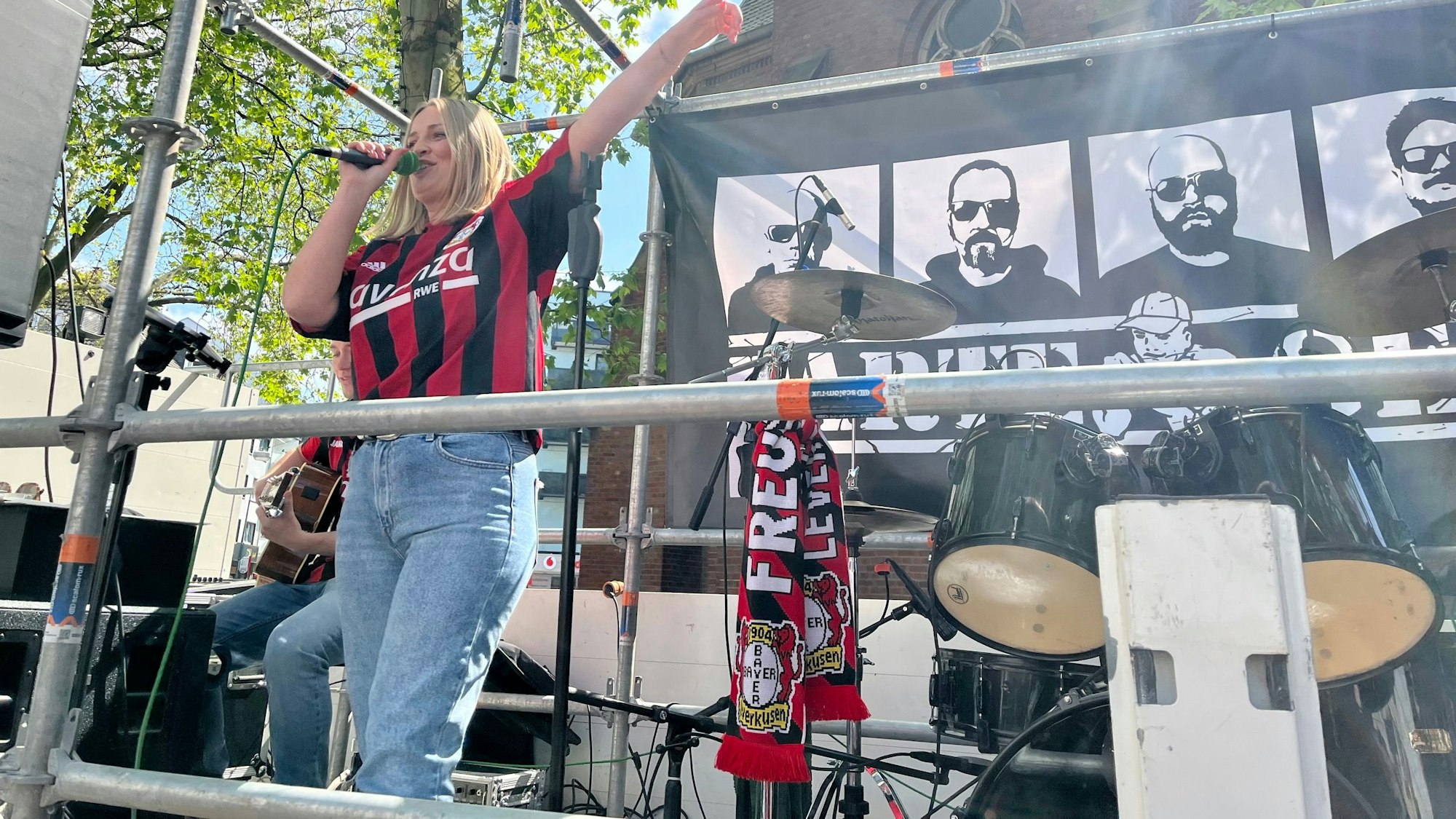 Die Leverkusener Sängerin Luisa Skrabic heizt der mittlerweile auf mindestens 400 Fans angewachsenen Menge in Opladen ein.