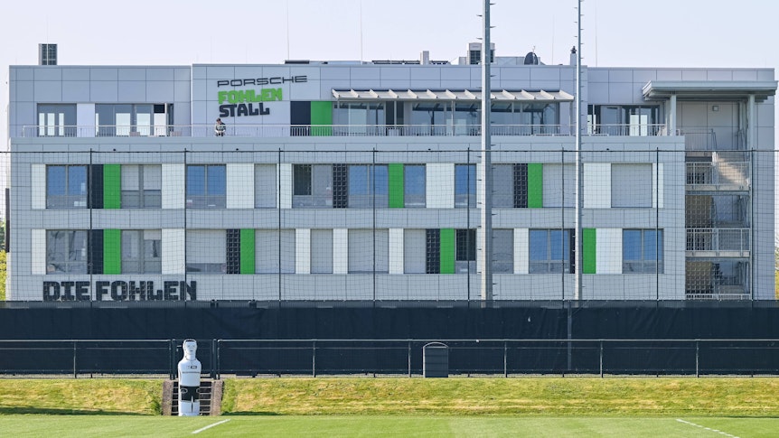 Das Jugend-Internat von Fußball-Bundesligist Borussia Mönchengladbach. Diese Aufnahme aus dem Borussia-Park stammt vom 28. April 2022. Zu sehen ist die Ansicht auf das Gebäude vom Trainingsplatz der Profis.