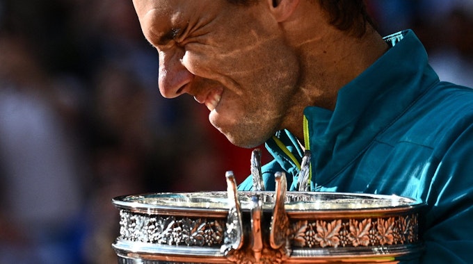 Rafal Nadal hält nach seinem Sieg bei den French Open 2022 die Coupe des Mousquetaires in den Händen.