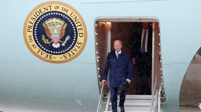 US-Präsident Joe Biden steigt am 18. Mai 2023 im japanischen Iwakuni aus dem Flugzeug.