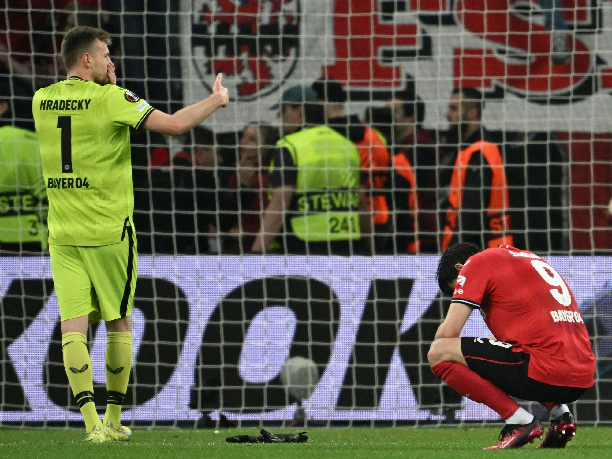 Leverkusens Torhüter Lukas Hradecky und Sardar Azmoun (r) reagieren nach der Partie.