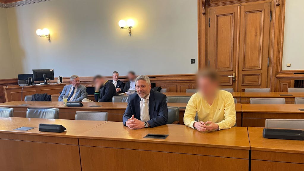 Drei der vier Angeklagten im „Kinderzimmer-Dealer“-Prozess sitzen neben ihren Anwälten in einem Saal vom Landgericht Leipzig.&nbsp;