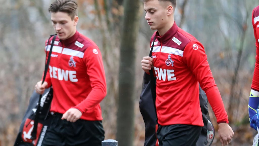 Noah Kattrerbach und Marvin Obuz gehen mit Tasche zum Training des 1. FC Köln.