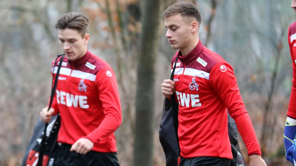 Noah Kattrerbach und Marvin Obuz gehen mit Tasche zum Training des 1. FC Köln.
