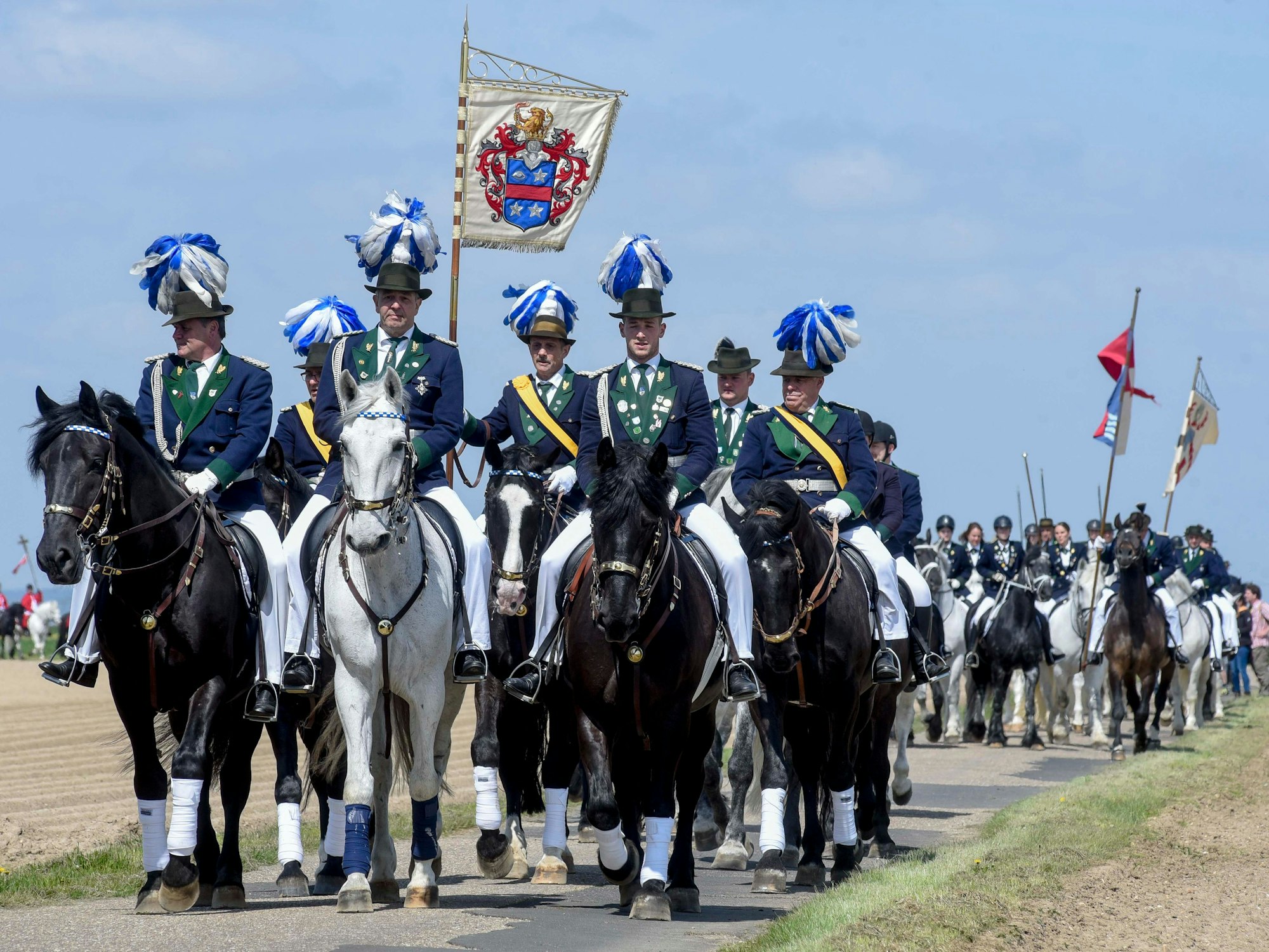 Hoch zu Ross die Reiterpilger, angeführt wurden sie von den Sebastianus-Schützen in blauen Uniformen, die Kunibertus Schützen in Grün bildeten das Schlusslicht.