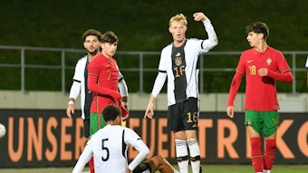 Das Foto zeigt Mittelfeld-Talent Tim Breithaupt (2.v.r.) beim U20-Länderspiel Deutschland gegen Portugal am 22. November 2022.