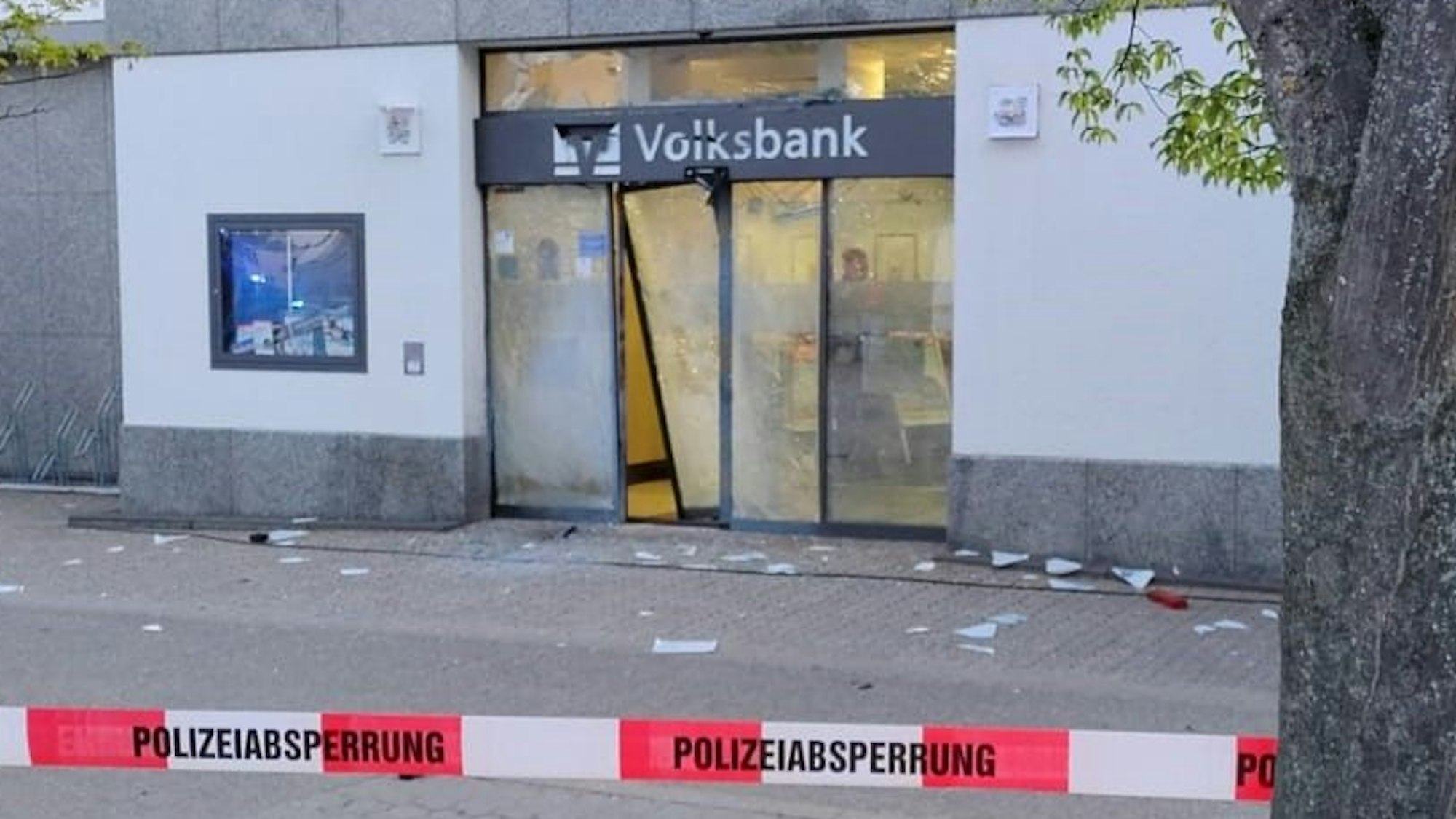 Unbekannte haben versucht, den Geldautomaten der Volksbank Euskirchen an der Mechernicher Weierstraße zu sprengen