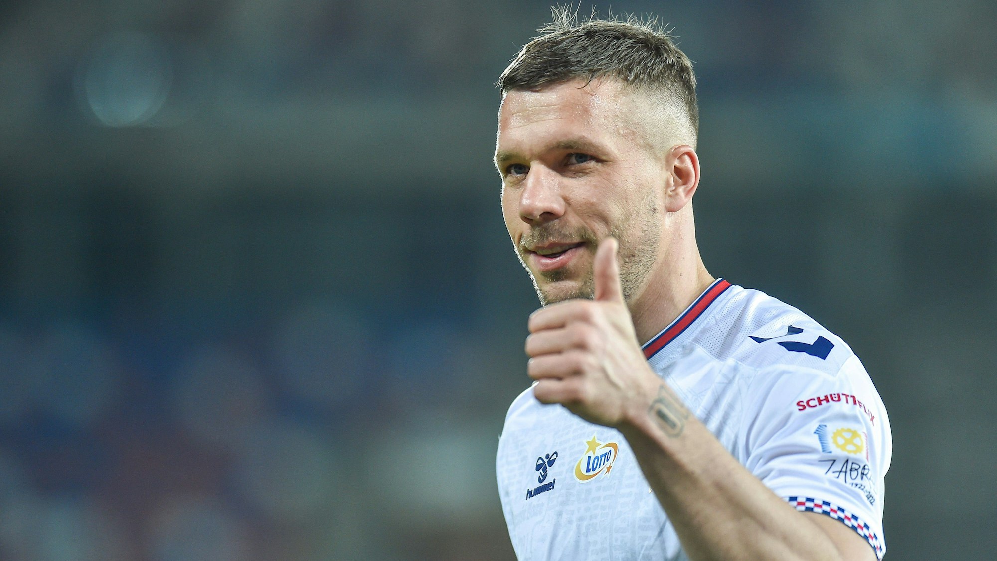 Daumen hoch: Lukas Podolski hat seinen Vertrag bei Gornik Zabrze verlängert. (Archivbild)